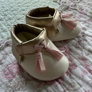 NWOT Baby Deer Samantha White Champagne Moccasins